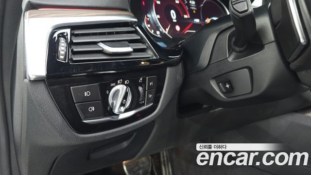 BMW 5-Series 2018 — photo 28