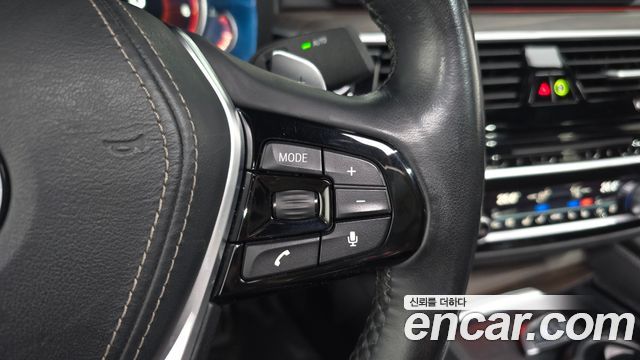 BMW 5-Series 2018 — photo 32