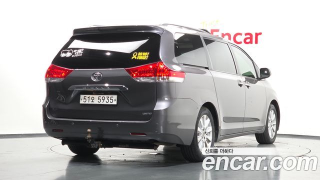 Toyota Sienna 2014 — photo 2