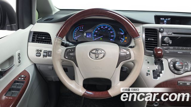 Toyota Sienna 2014 — photo 13