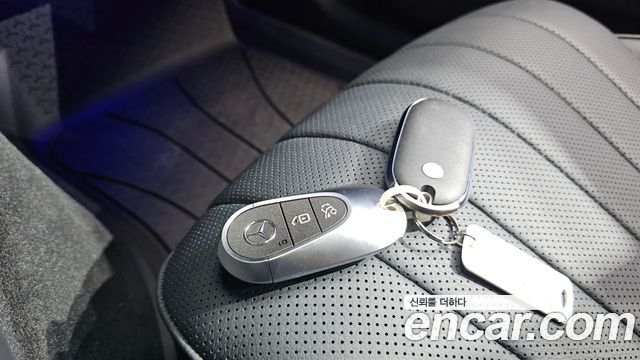 Mercedes-Benz E-Class 2025 — photo 17
