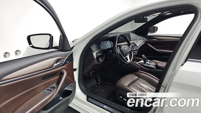 BMW 5-Series 2018 — photo 13