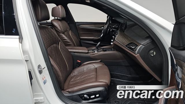 BMW 5-Series 2018 — photo 17