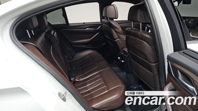 BMW 5-Series 2018 — photo 18