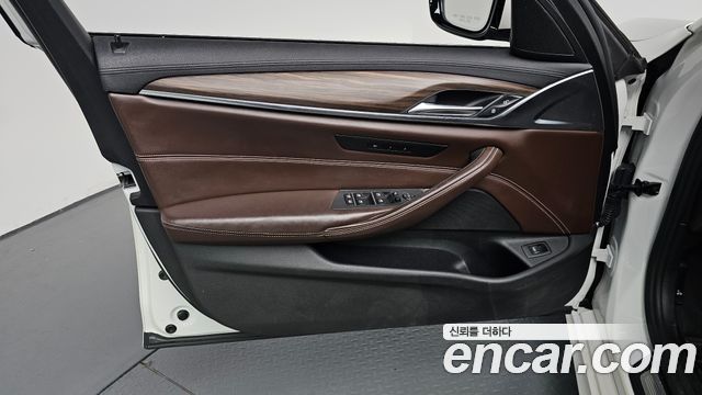 BMW 5-Series 2018 — photo 14