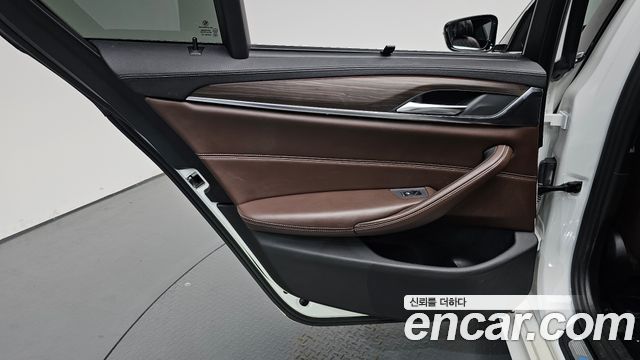 BMW 5-Series 2018 — photo 15