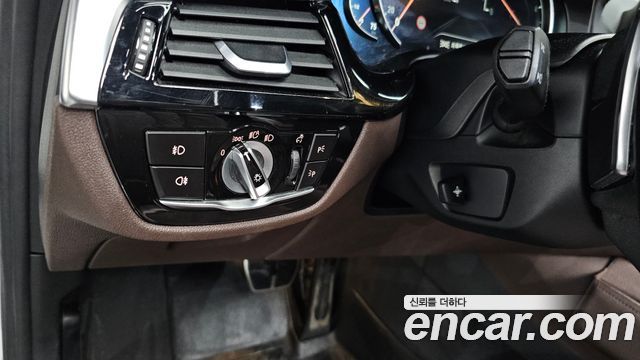 BMW 5-Series 2018 — photo 27