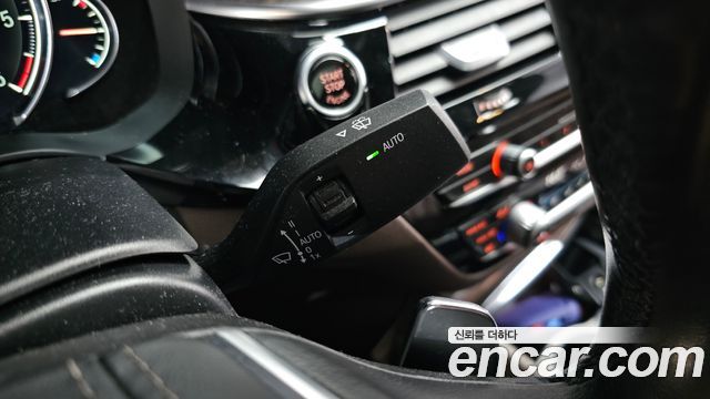 BMW 5-Series 2018 — photo 31