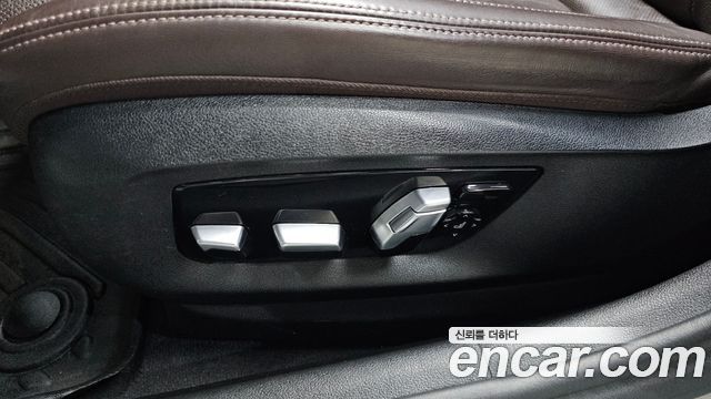 BMW 5-Series 2018 — photo 32