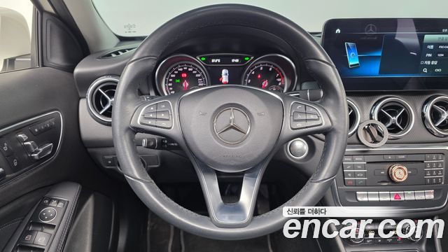 Mercedes-Benz GLA-Class 2018 — photo 19