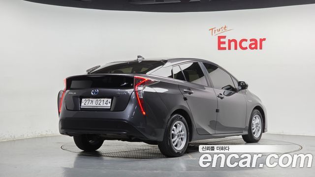 Toyota Prius 2017 — photo 2