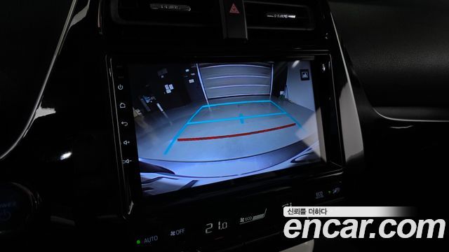 Toyota Prius 2017 — photo 16