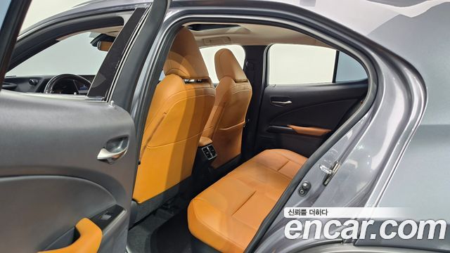 Lexus UX 2021 — photo 17