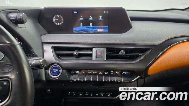 Lexus UX 2021 — photo 18