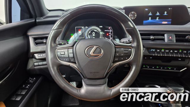 Lexus UX 2021 — photo 19