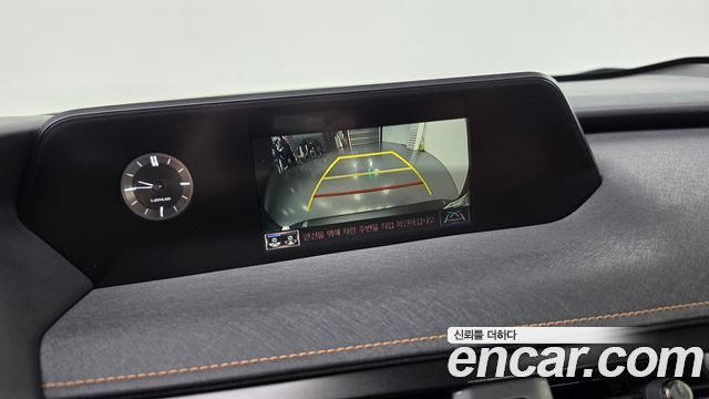 Lexus UX 2021 — photo 20