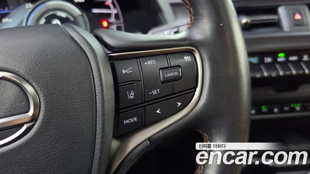 Lexus UX 2021 — photo 21