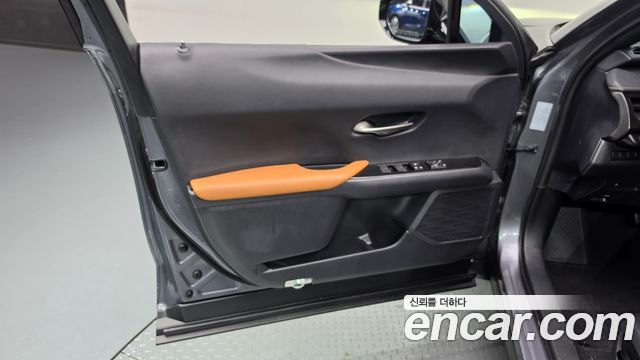 Lexus UX 2021 — photo 14