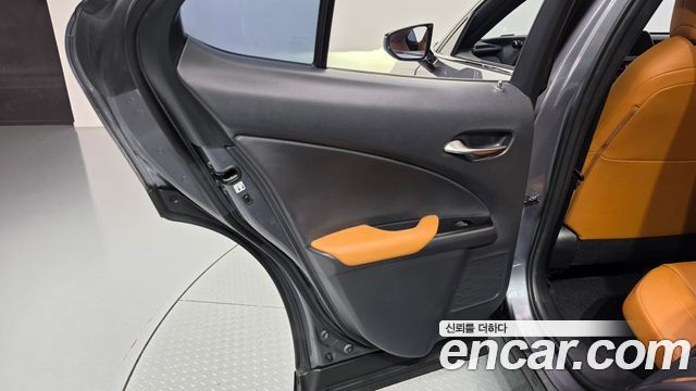 Lexus UX 2021 — photo 15