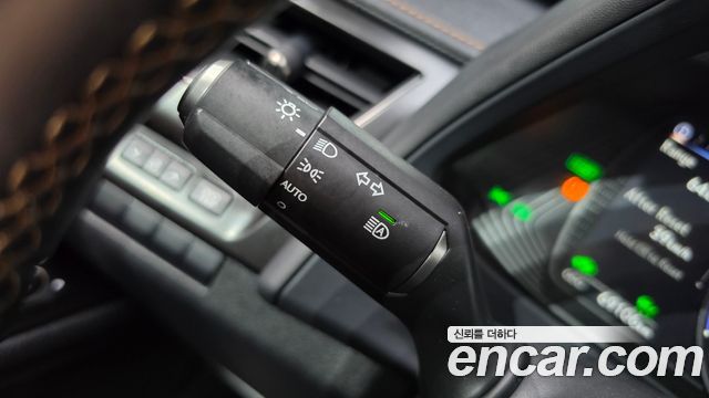 Lexus UX 2021 — photo 27