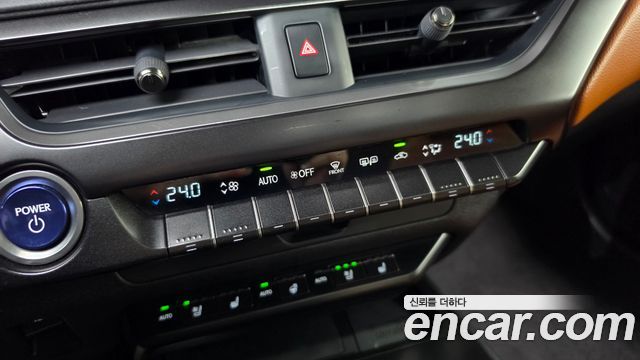 Lexus UX 2021 — photo 29