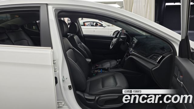 Hyundai AVANTE 2016 — photo 11