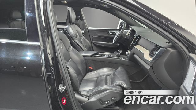 Volvo XC60 2018 — photo 11