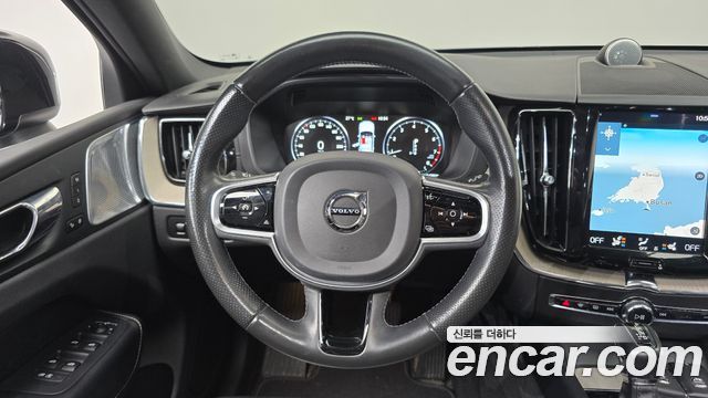 Volvo XC60 2018 — photo 13
