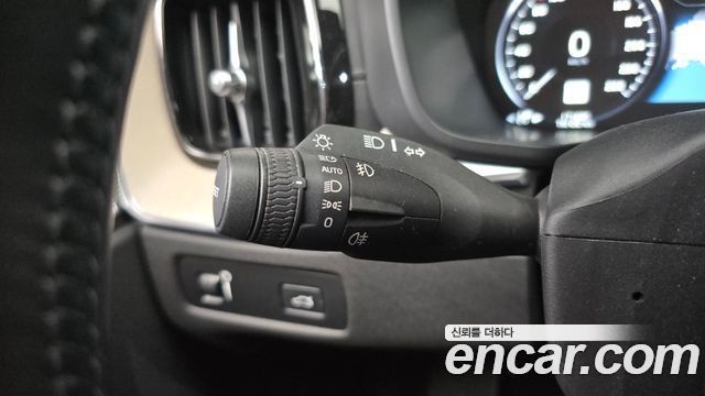 Volvo XC60 2018 — photo 17