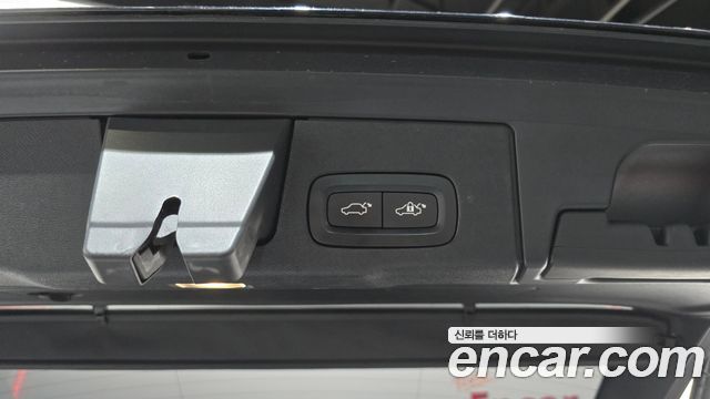 Volvo XC60 2018 — photo 20