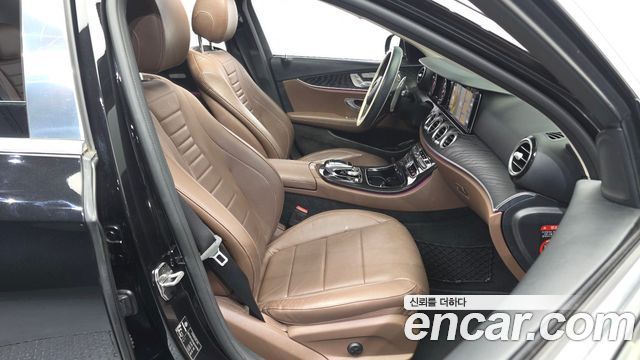 Mercedes-Benz E-Class 2018 — photo 11
