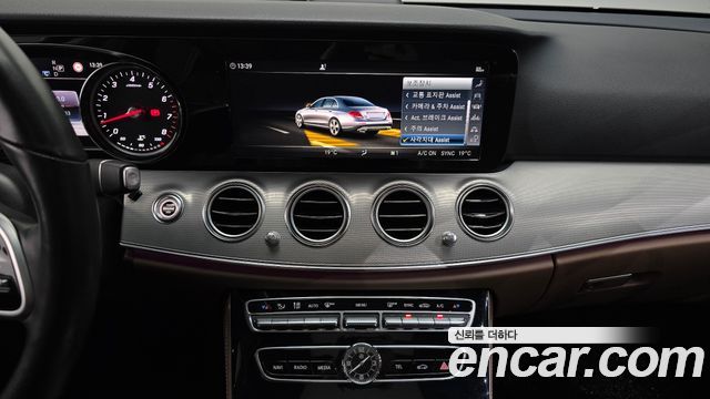 Mercedes-Benz E-Class 2019 — photo 22