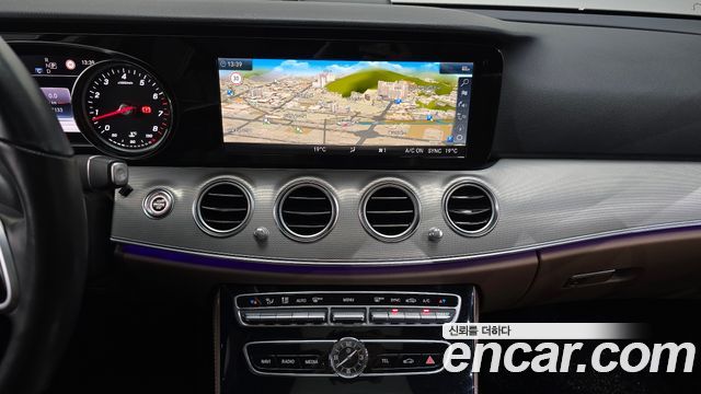 Mercedes-Benz E-Class 2019 — photo 23