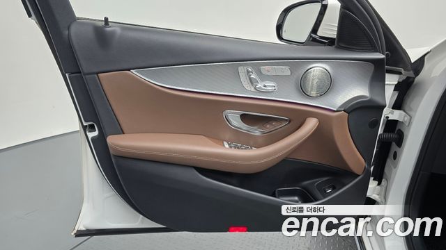 Mercedes-Benz E-Class 2019 — photo 14
