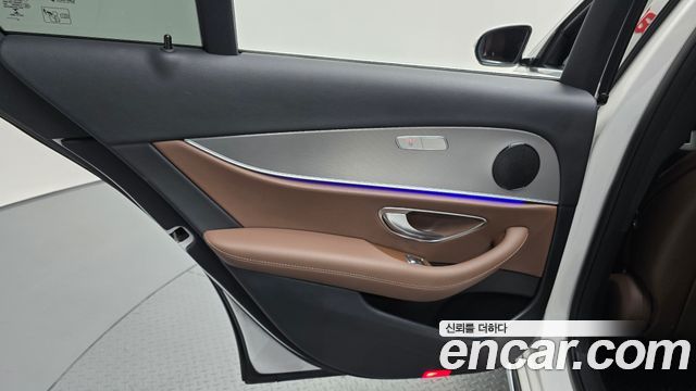 Mercedes-Benz E-Class 2019 — photo 15