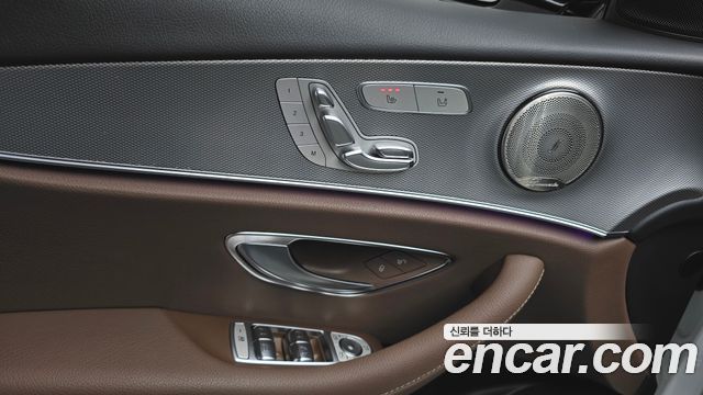 Mercedes-Benz E-Class 2019 — photo 30