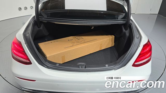 Mercedes-Benz E-Class 2019 — photo 34