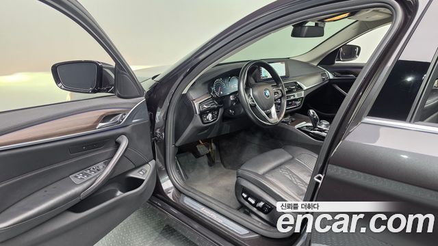 BMW 5-Series 2018 — photo 13