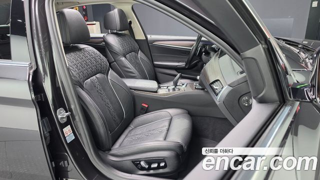 BMW 5-Series 2018 — photo 17