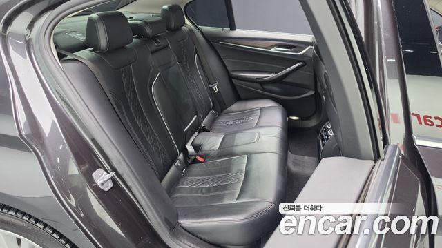 BMW 5-Series 2018 — photo 18