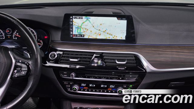 BMW 5-Series 2018 — photo 20