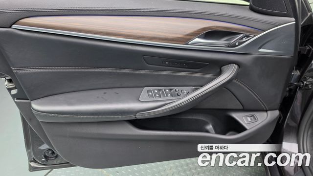 BMW 5-Series 2018 — photo 14