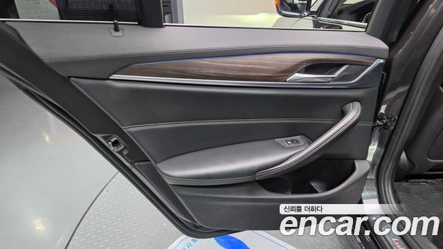 BMW 5-Series 2018 — photo 15