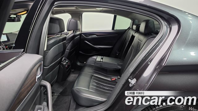 BMW 5-Series 2018 — photo 16