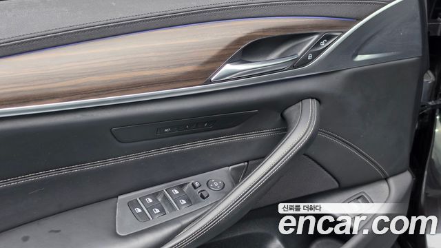 BMW 5-Series 2018 — photo 29
