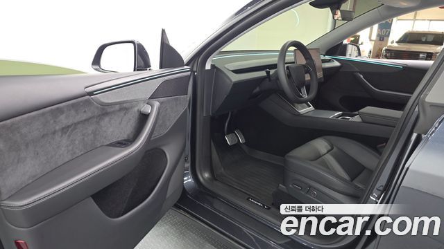 Tesla Model Y 2025 — photo 10