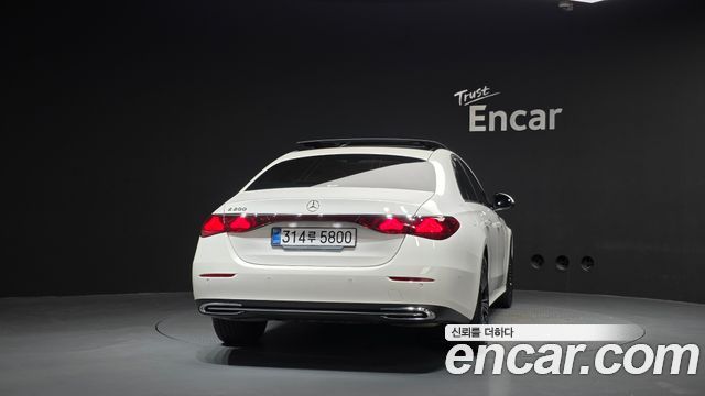 Mercedes-Benz E-Class 2025 — photo 4