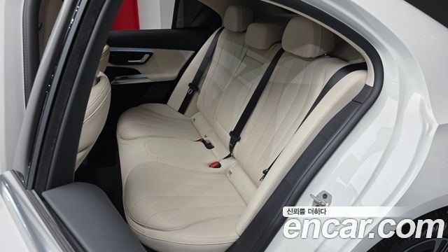 Mercedes-Benz E-Class 2025 — photo 11