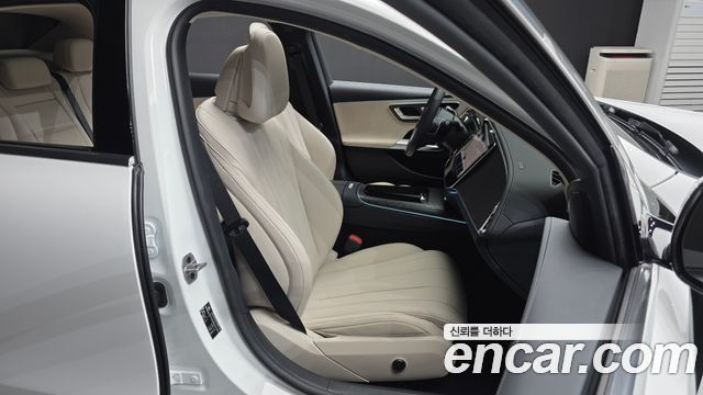 Mercedes-Benz E-Class 2025 — photo 12