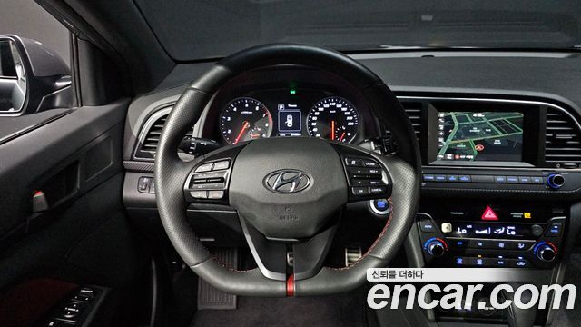 Hyundai AVANTE 2017 — photo 12